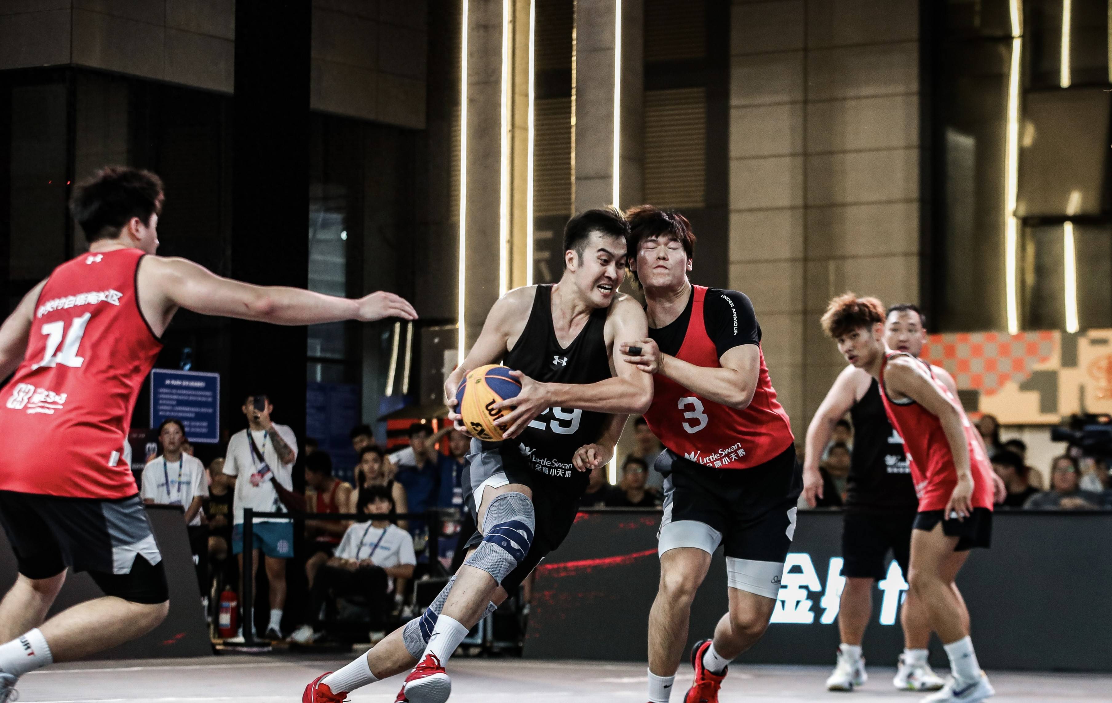 包含篮球赛场一片热闹，球队奋力拼搏的词条