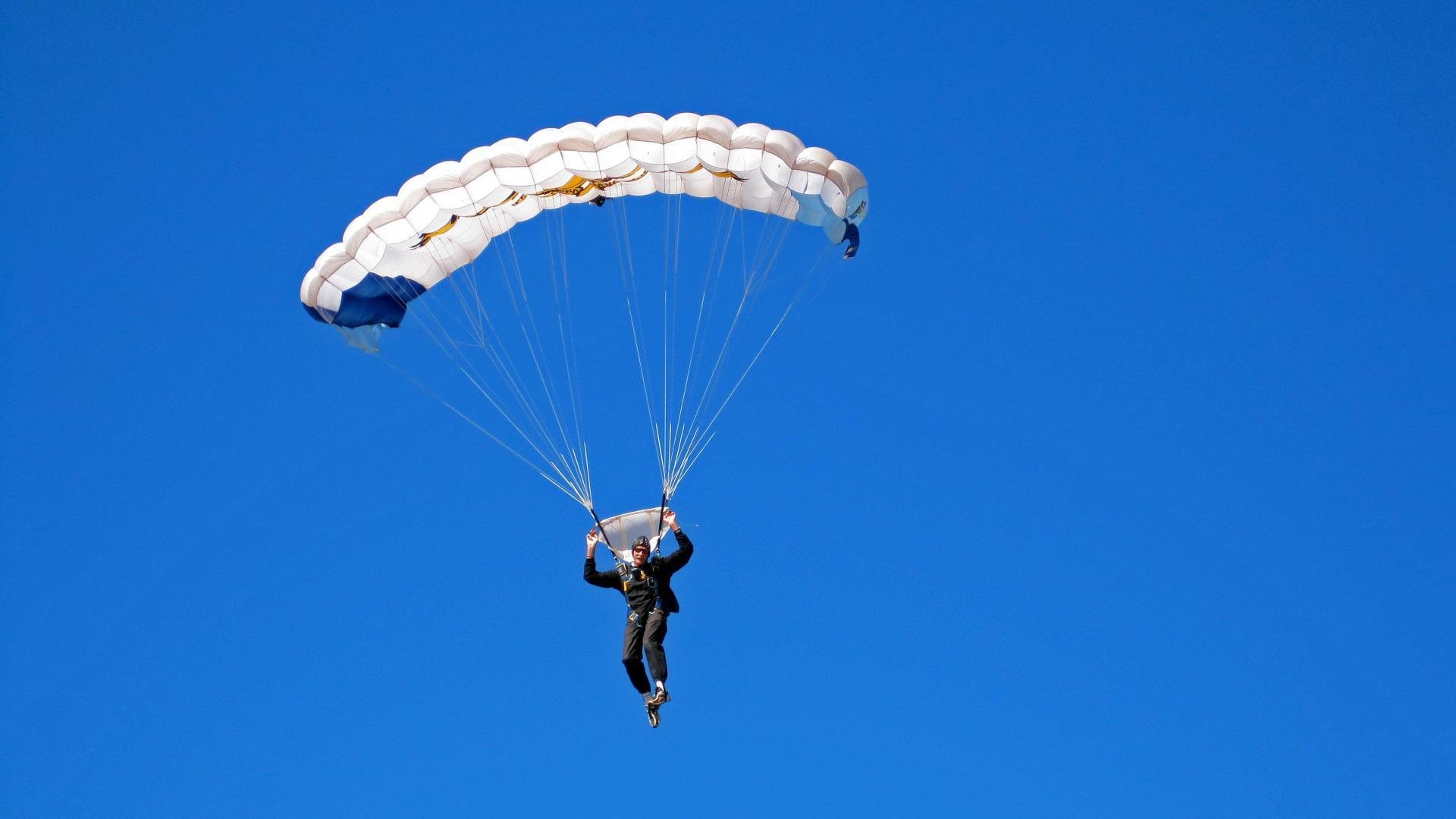 冰与火的对决,奥亚尔萨瓦尔在F1街道赛的几内亚式收割